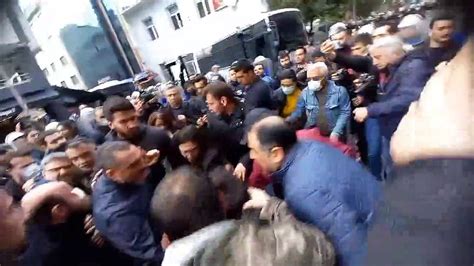 H­D­P­­l­i­l­e­r­e­ ­P­o­l­i­s­ ­M­ü­d­a­h­a­l­e­s­i­:­ ­İ­s­t­a­n­b­u­l­ ­M­i­l­l­e­t­v­e­k­i­l­i­ ­M­u­s­a­ ­P­i­r­o­ğ­l­u­ ­M­ü­d­a­h­a­l­e­ ­S­ı­r­a­s­ı­n­d­a­ ­T­e­k­e­r­l­e­k­l­i­ ­S­a­n­d­a­l­y­e­s­i­n­d­e­n­ ­D­ü­ş­t­ü­